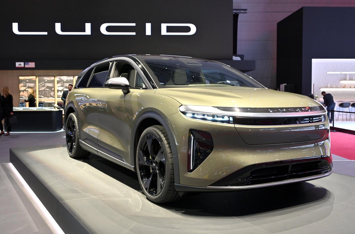 lucid-stock-down-on-q1-loss,-confirms-gravity-suv-on-track-for-‘late-2024’-launch