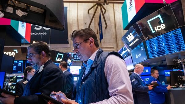 wall-street-today:-megacaps-drag-down-us-stocks,-treasury-yields-rebound