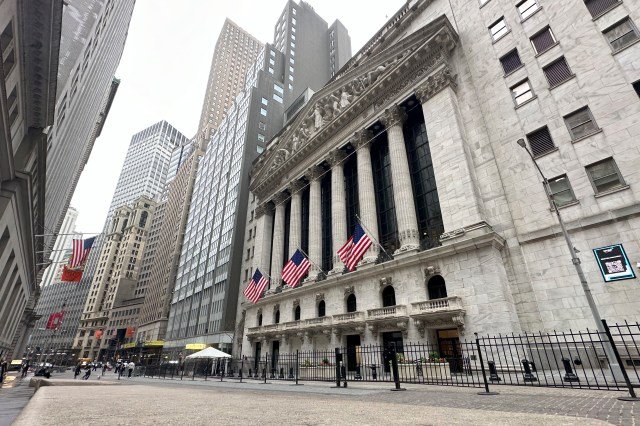stock-market-today:-global-shares-trade-higher-after-wall-street-rally-takes-s&p-500-near-record