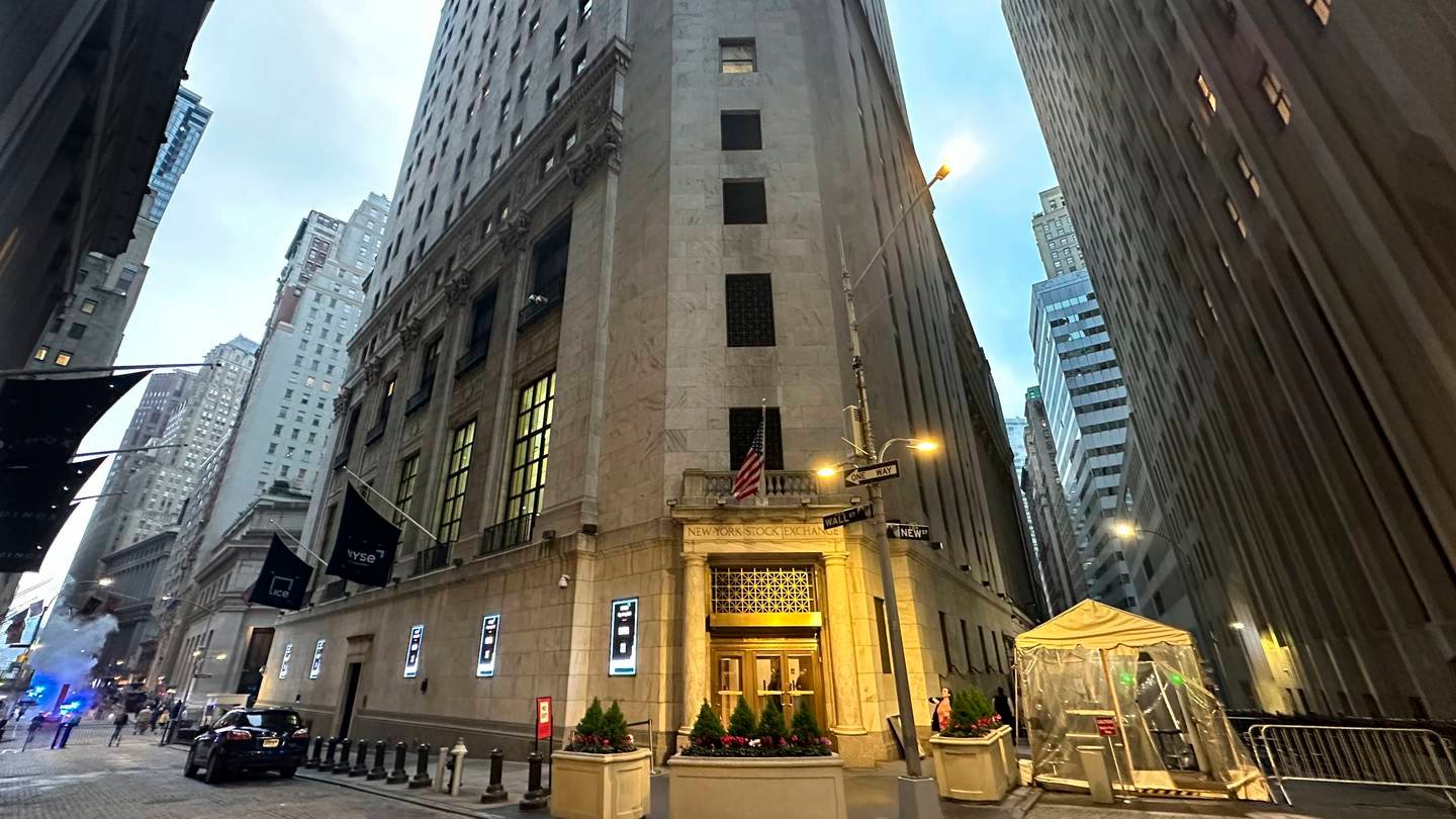 stock-market-today:-wall-street-drifts-higher,-and-dow-touches-40,000-for-the-first-time