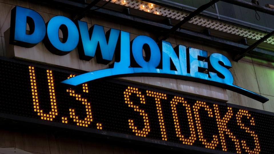 stock-market-today:-dow-tops-40,000-in-historic-first