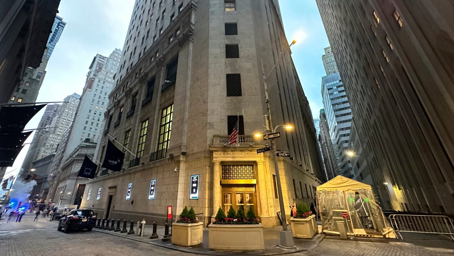 stock-market-today:-wall-street-hangs-around-its-records-after-dow-briefly-tops-40,000