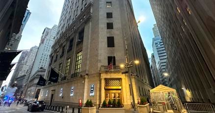 stock-market-today:-wall-street-edges-back-from-records-after-dow-briefly-tops-40,000