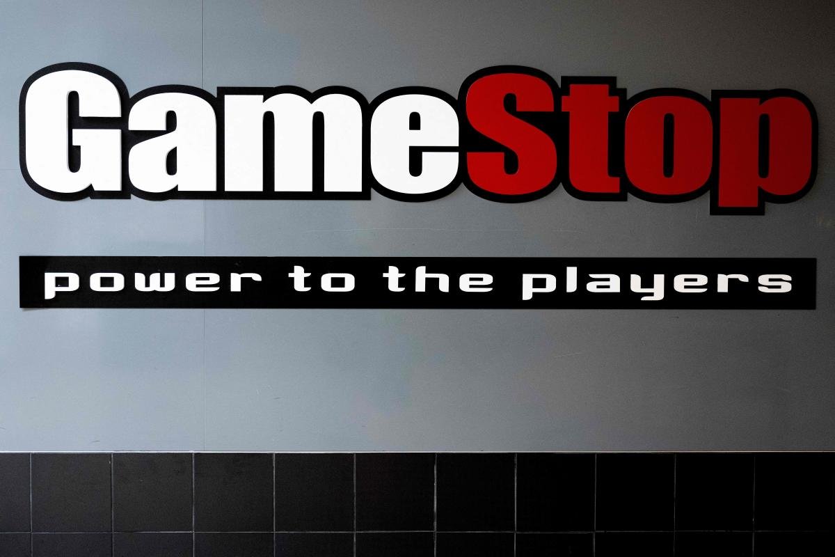 gamestop-stock-tanks-on-move-to-issue-shares,-quarterly-sales-decline