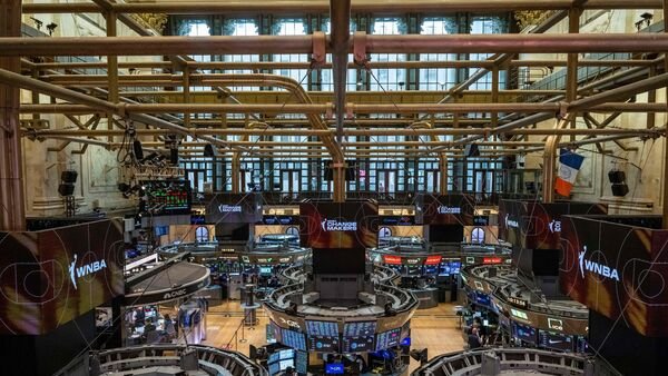 wall-street-today:-us-stocks-mixed-as-investors-await-fed-minutes