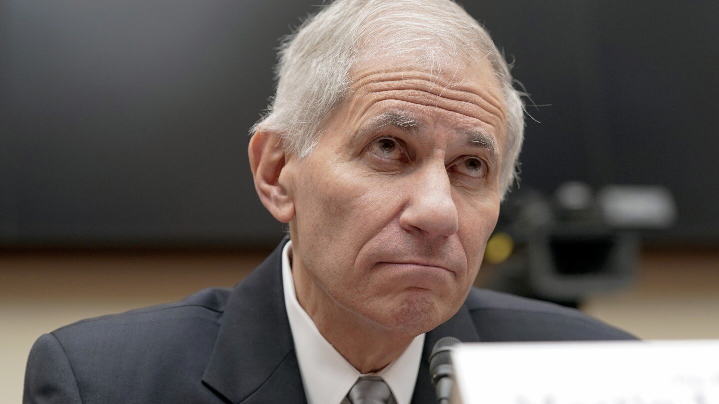 top-democrat-calls-for-biden-to-replace-fdic-chairman-to-fix-agency’s-‘toxic-culture’