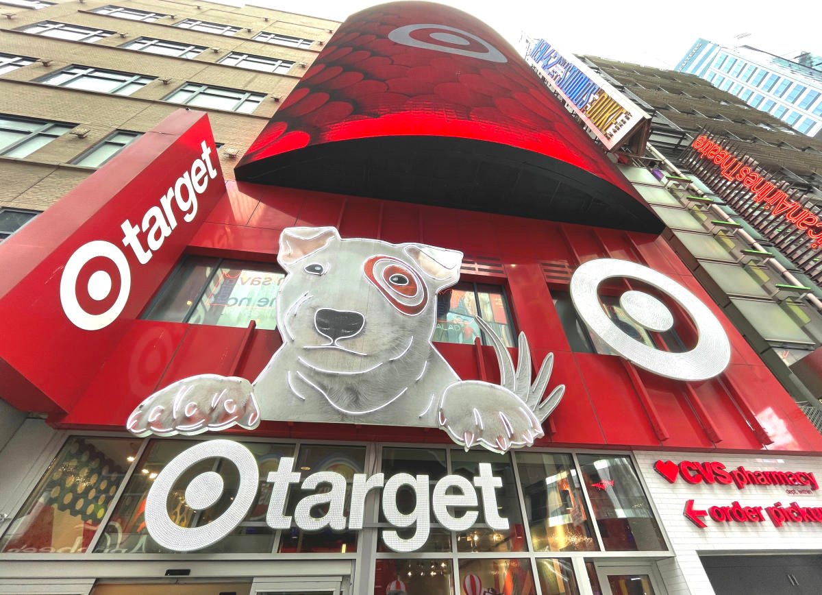 target-earnings-miss-the-mark-as-inflation-battered-shoppers-avoid-buying-things-they-don’t-really-need