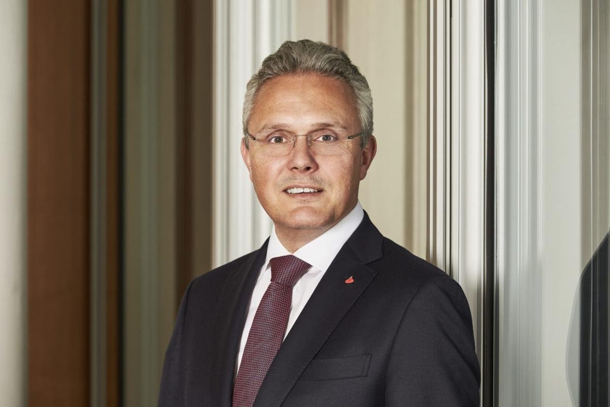 jpmorgan-and-goldman-sachs-want-bankers-back-in-the-office-5-days-a-week,-but-one-bank-ceo-says-he-only-took-his-$4.2-million-job-on-the-condition-he-could-work-from-home