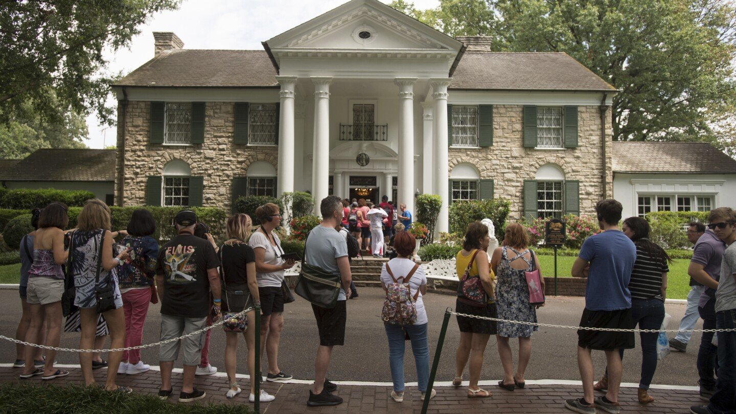 judge-in-tennessee-blocks-effort-to-put-elvis-presley’s-former-home-graceland-up-for-sale