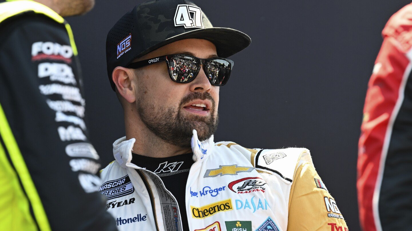 stenhouse-fined-$75,000-by-nascar,-busch-avoids-penalty-for-post-all-star-race-fight