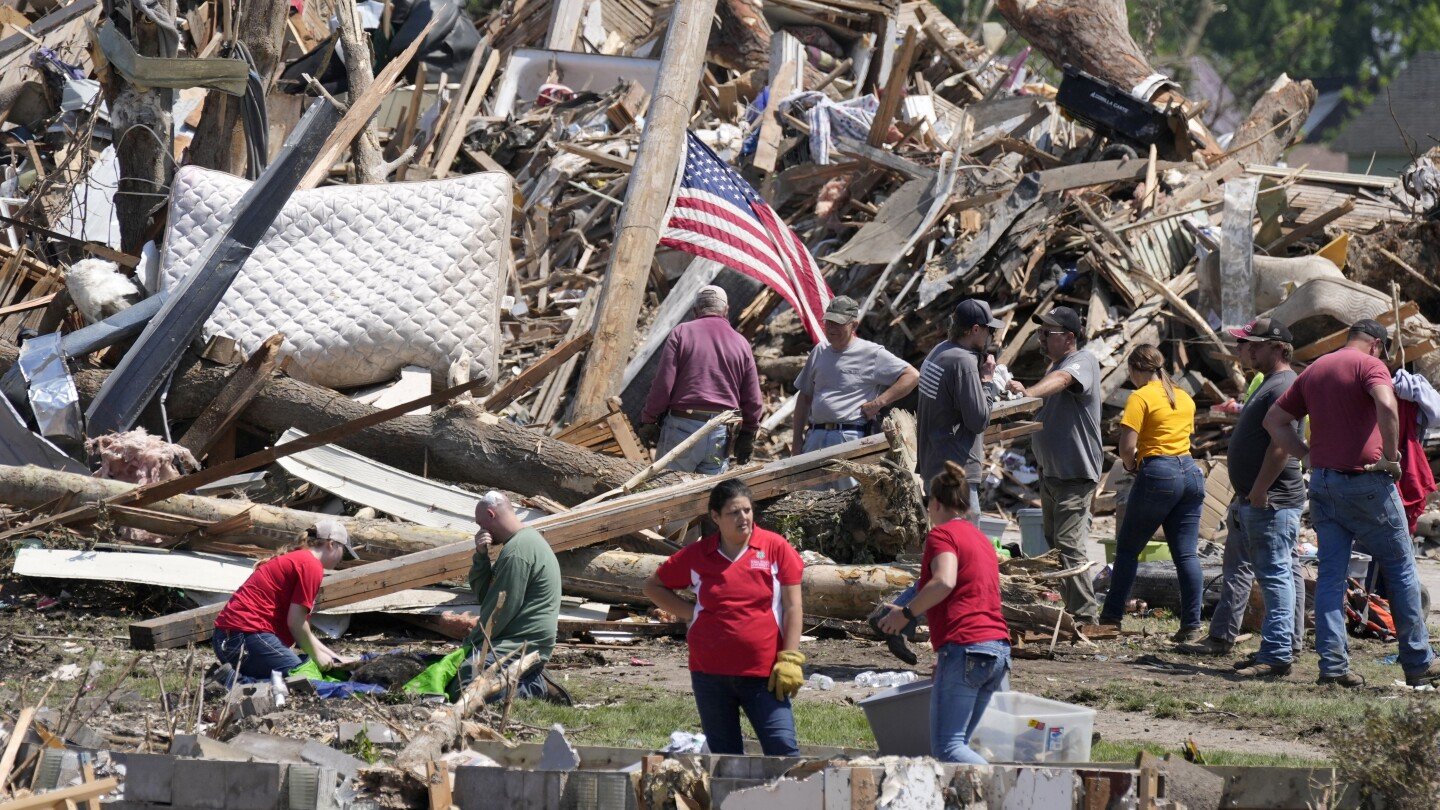 5-dead-and-nearly-3-dozen-hurt-in-tornadoes-that-tore-through-iowa,-officials-say