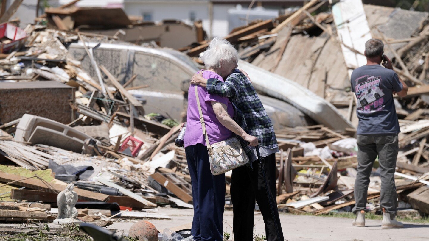 more-severe-weather-forecast-in-midwest-as-iowa-residents-clean-up-tornado-damage