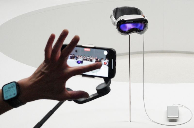 5-big-analyst-ai-moves:-iphone-demand-at-a-turning-point-amid-ai-driven-supercycle-by-investing.com