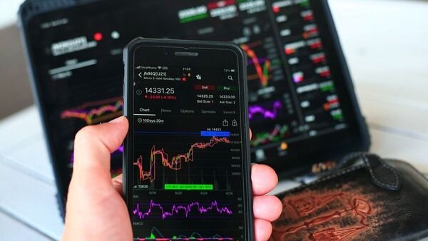 tame-these-behavioural-biases-to-navigate-stock-market-swings