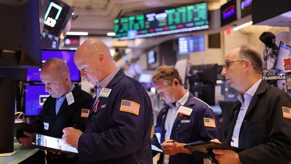 wall-street-today:-us-stocks-mixed,-dow-jones-falls