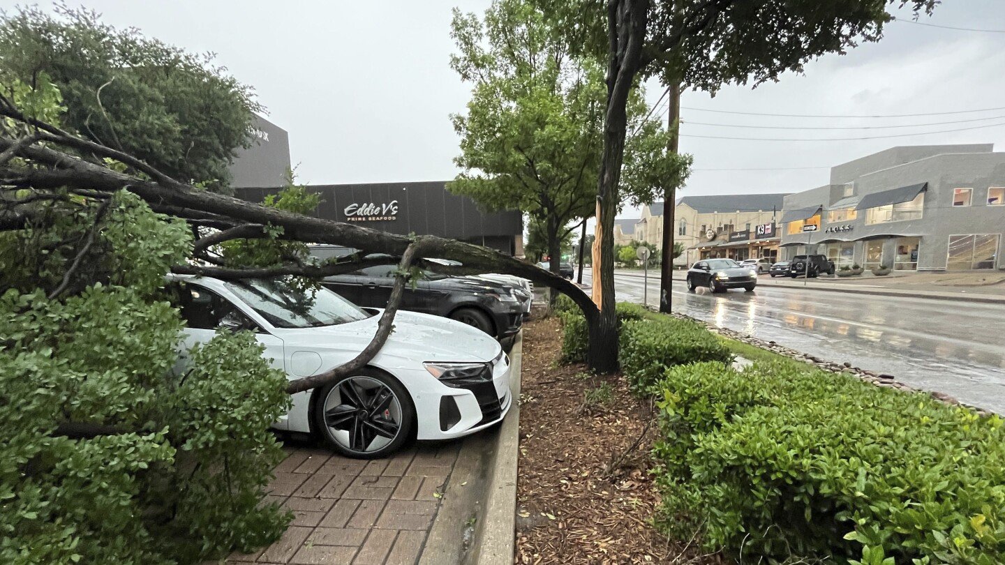 storm-weary-texas-battered-again-as-powerful-storm,-strong-winds-kill-1,-cause-widespread-damage