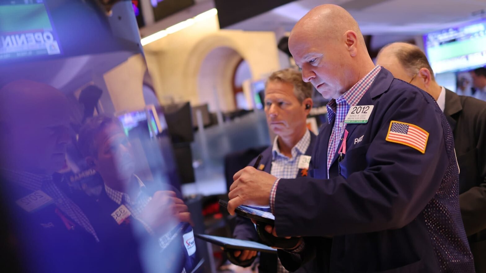 stock-futures-slide-as-salesforce-tumbles-on-revenue-miss-and-soft-guidance:-live-updates