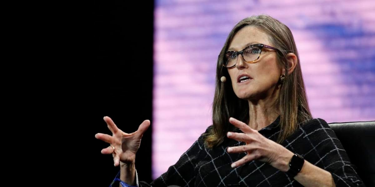 uipath-stock-dives-cathie-wood’s-favorite-ai-play-is-struggling.