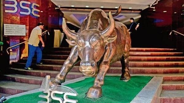 Latest news on May 25, 2024: On Thursday, FPIs cut their cumulative net short positions on index futures contracts by a whopping 121,415 contracts to 98,351 contracts. (Mint)