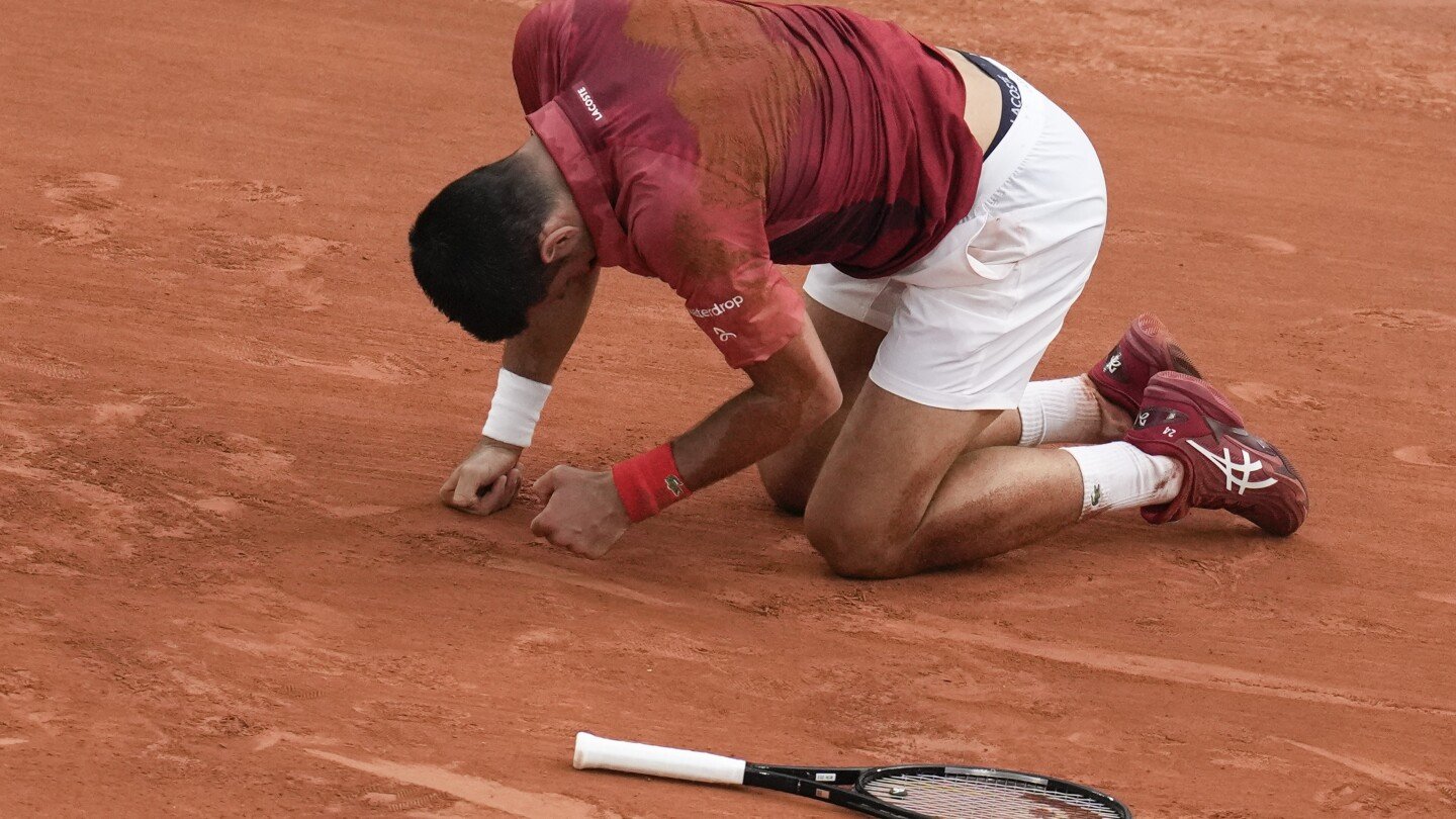 novak-djokovic-withdraws-from-the-french-open-with-an-injured-right-knee