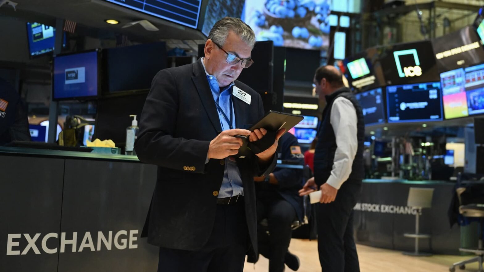 wednesday’s-analyst-calls:-jpmorgan-upgrades-gas-stock,-amazon-a-top-pick