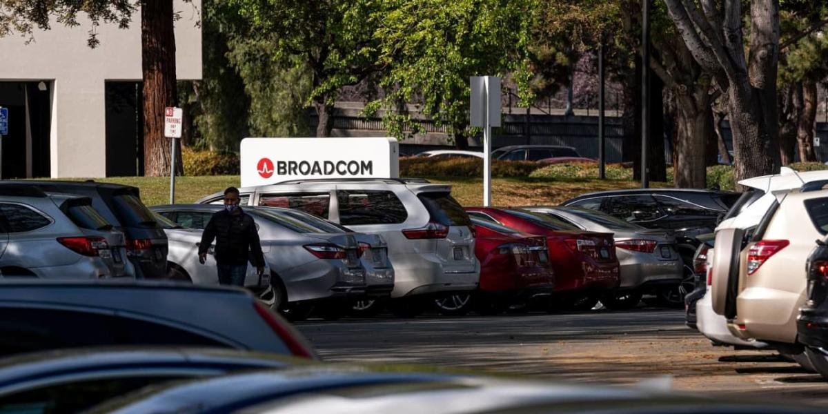 broadcom-sets-10-for-1-stock-split-and-posts-strong-earnings-the-stock-is-rising.
