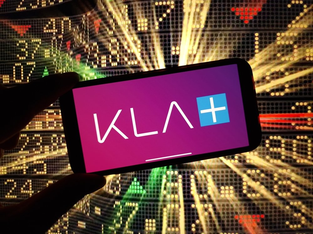 kla-corporation-stock:-is-klac-outperforming-the-technology-sector?
