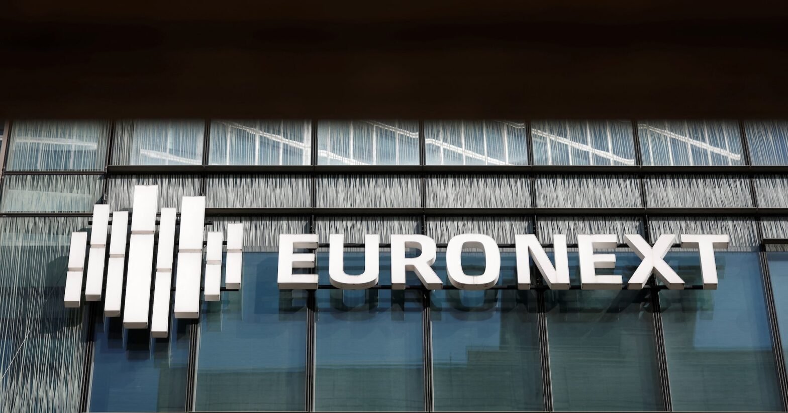 french-markets-caught-in-a-storm-as-bonds,-bank-stocks-hit