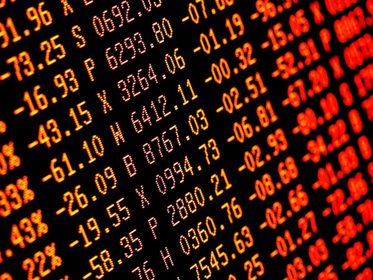 stocks-are-in-a-sweet-spot-but-bears-still-fear-a-bubble-is-near-bursting-here’s-what-5-forecasters-are-saying-about-a-potential-crash.