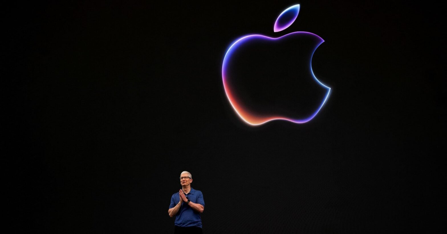 apple-extends-rally-with-a-record-breaking-stock-market-value