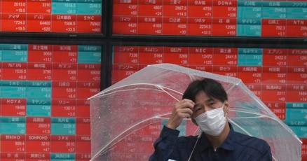 stock-market-today:-wall-street-drifts-around-its-records-as-bond-yields-ease