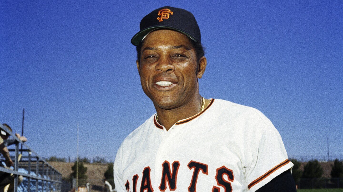 willie-mays,-giants’-electrifying-‘say-hey-kid,’-has-died-at-93