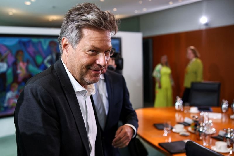 german-economy-minister’s-china-trip-features-low-key-business-delegation-amid-ev-clash