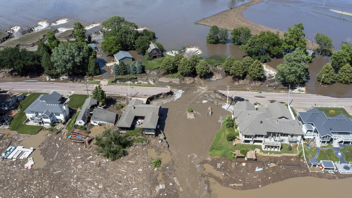more-rain-possible-in-deluged-midwest-as-flooding-kills-2,-causes-water-to-surge-around-dam