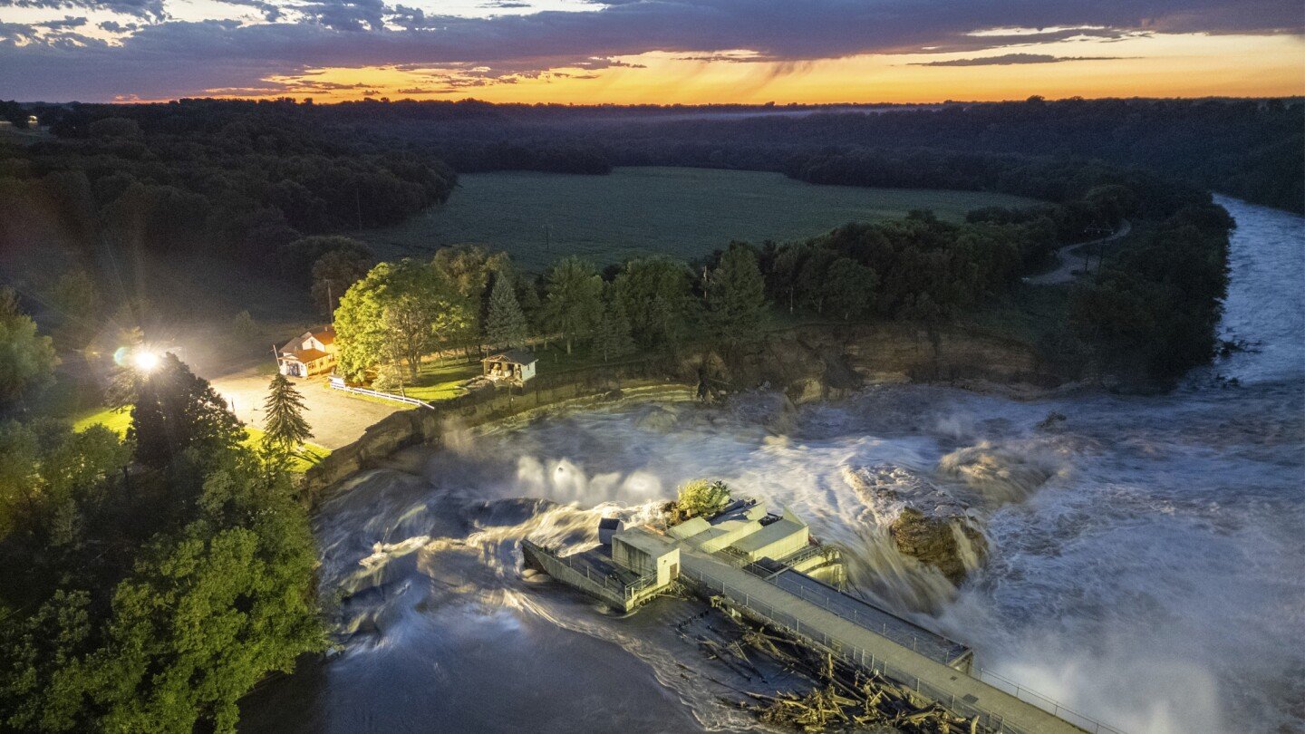family-that-lost-home-to-flooded-river-vows-to-keep-store-open-as-floodwaters-devastate-midwest