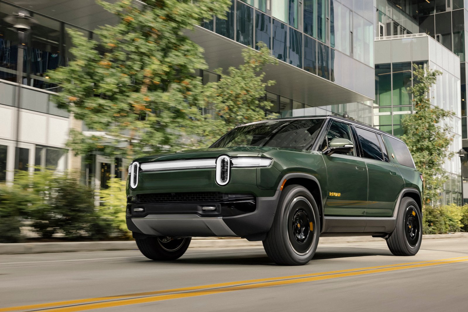 2025 Rivian R1S 