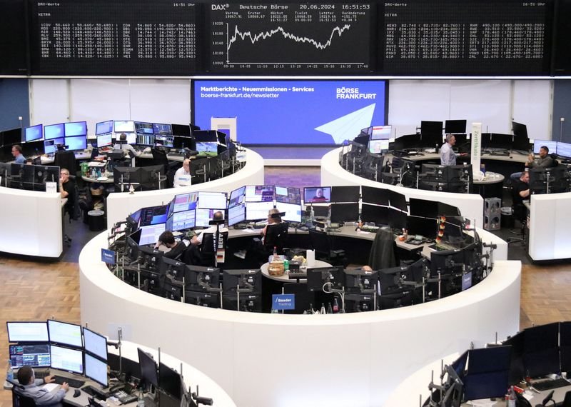 © Reuters. FILE PHOTO: The German share price index DAX graph is pictured at the stock exchange in Frankfurt, Germany, June 20, 2024.REUTERS/Staff/File Photo