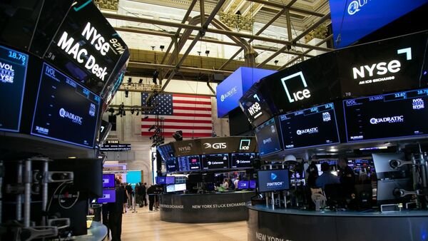 The S&P index recorded 12 new 52-week highs and five new lows, while the Nasdaq recorded 42 new highs and 142 new lows. (Bloomberg)