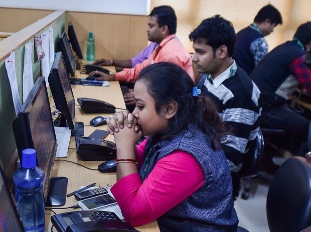 Stock broker, broker, trader, woman investor, market, markets, stock markets, stock, market crash, market fall, loss