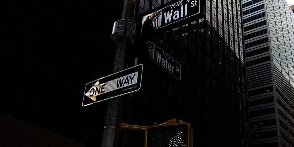 stocks-could-fall-30%-as-us-heads-for-a-deep-recession,-analyst-warns