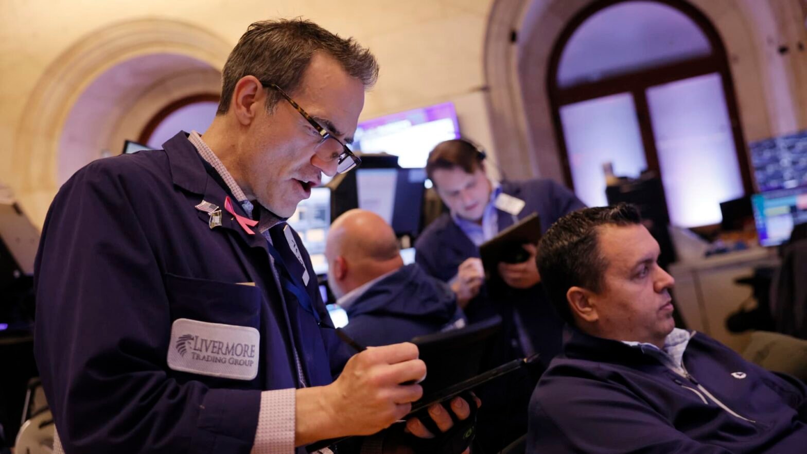 tuesday’s-analyst-calls:-amazon-near-ai-‘inflection-point’,-software-stock-to-pop-more-than-25%