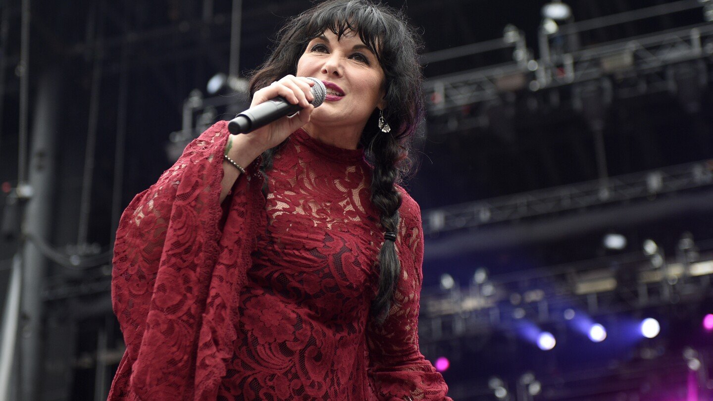 ann-wilson-announces-cancer-diagnosis,-postpones-heart-tour