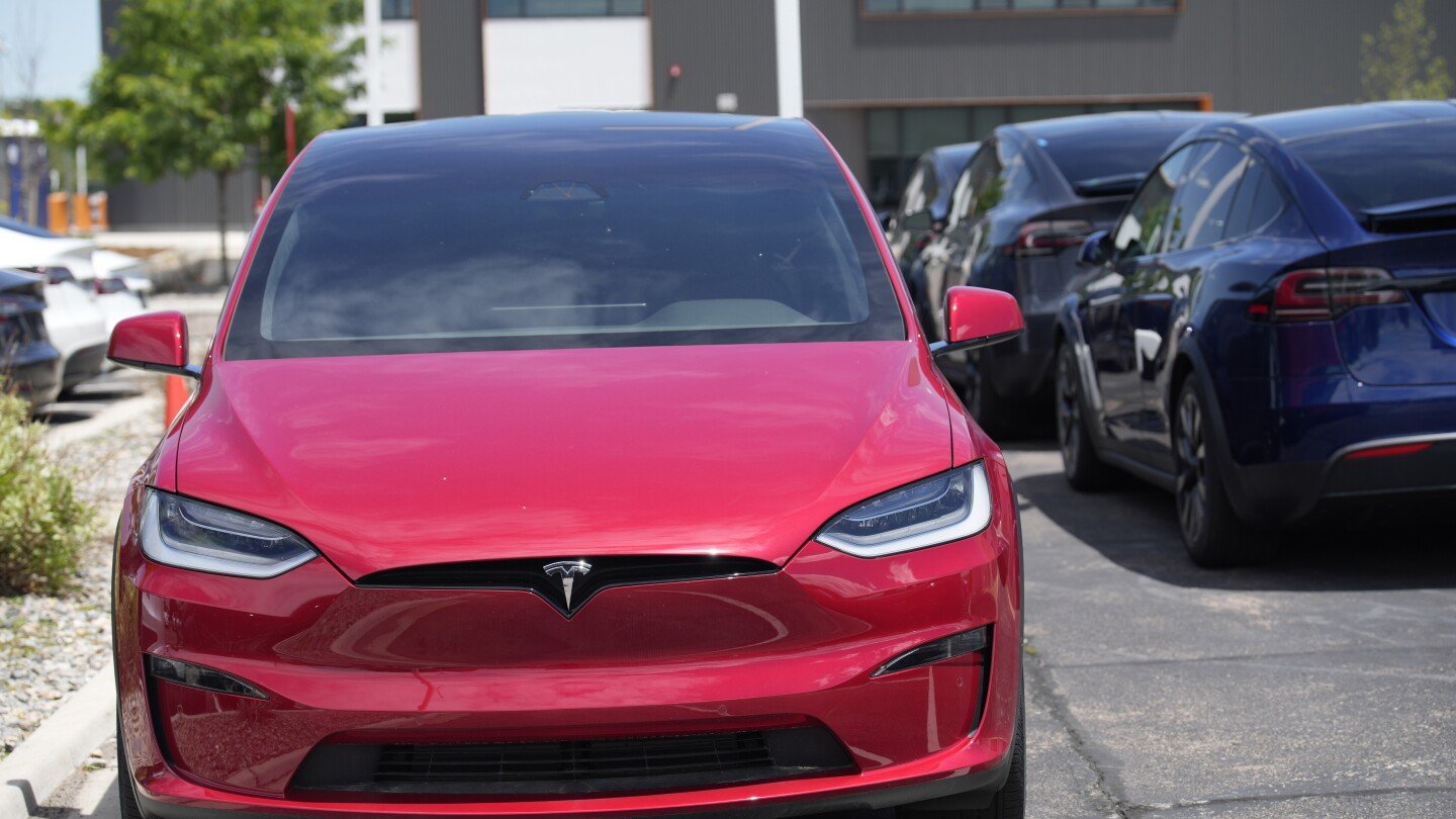 tesla-sales-fall-for-second-straight-quarter-despite-price-cuts,-but-beat-analyst-expectations
