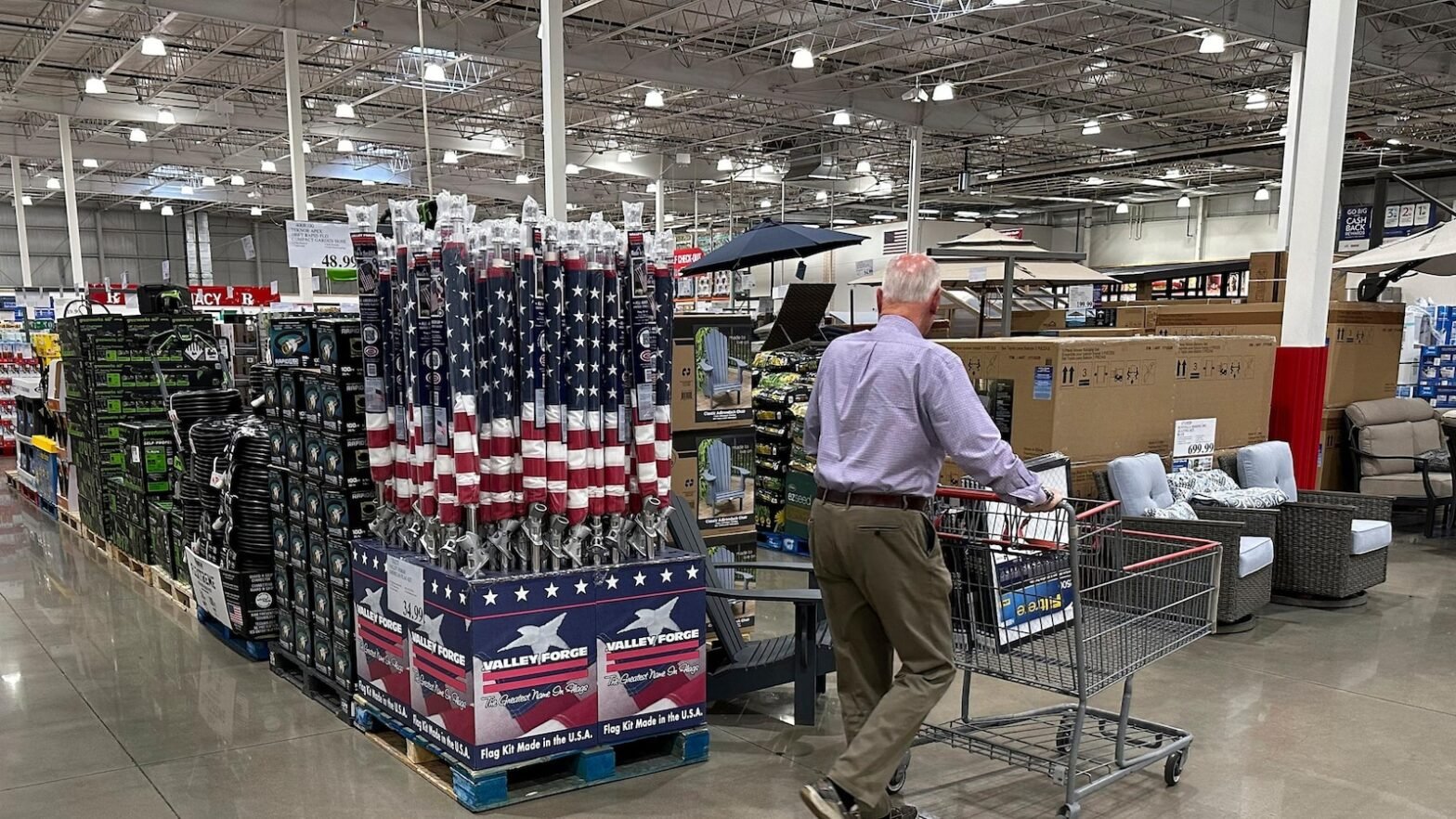 open-on-july-4th:-retailers-and-airlines.-closed:-government,-banks,-stock-market