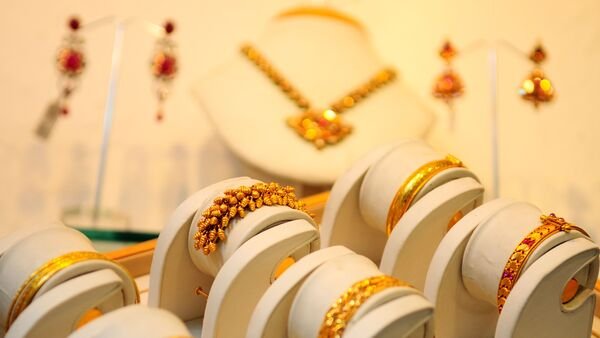 gold-prices-today:-yellow-metal-hits-one-month-high-on-renewed-us-fed-rate-cut-hopes;-silver-up-3%
