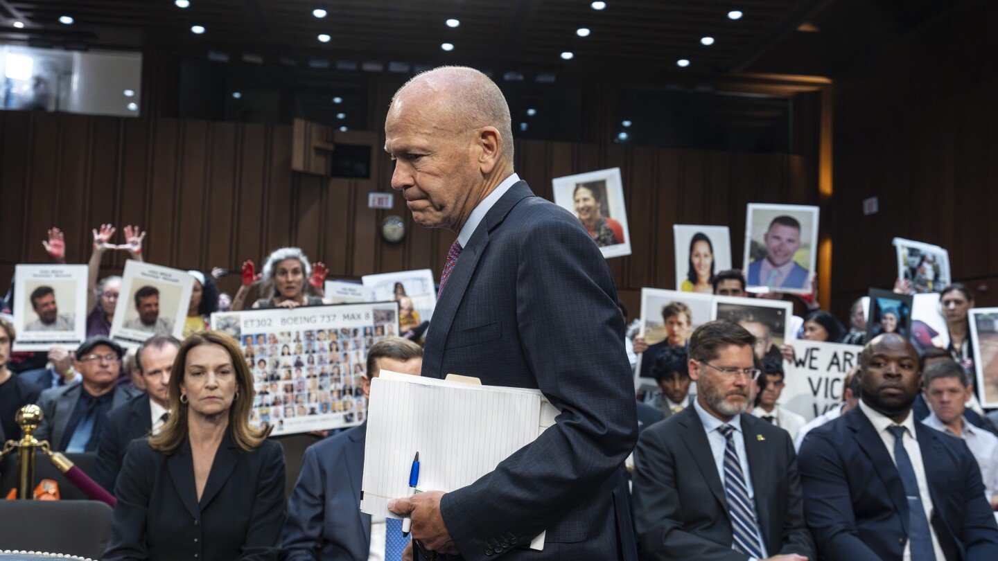 boeing-accepts-a-plea-deal-to-avoid-a-criminal-trial-over-737-max-crashes,-justice-department-says