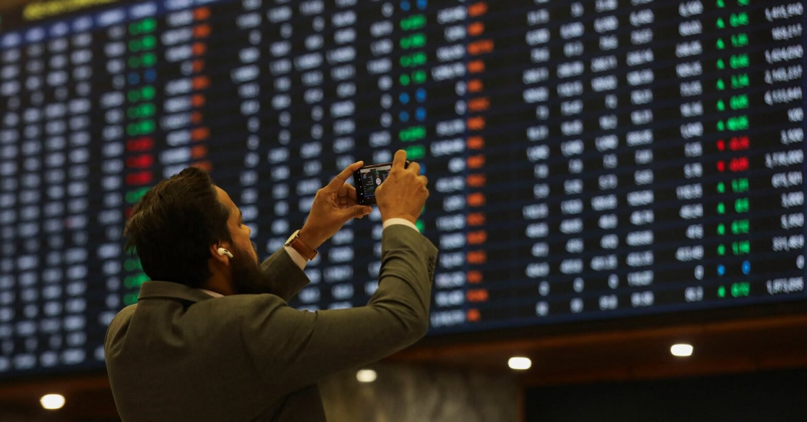 pakistan’s-kse-suspends-trading-due-to-fire-in-the-building,-geo-tv-reports
