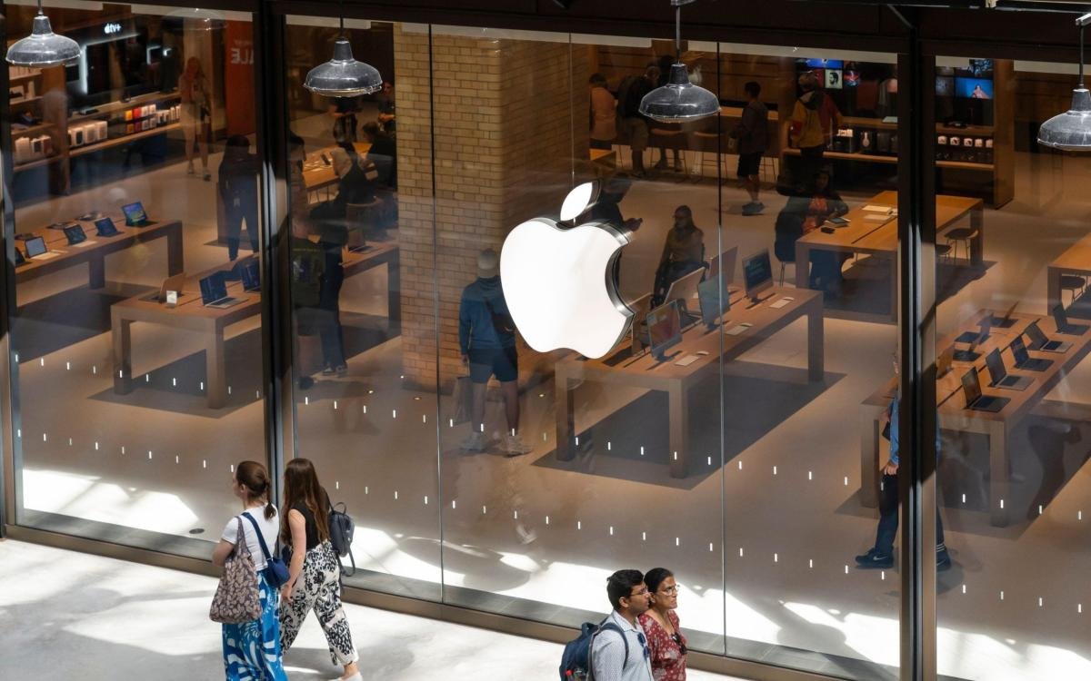 apple-unfairly-sacked-analyst-who-took-secret-photos-of-female-colleague