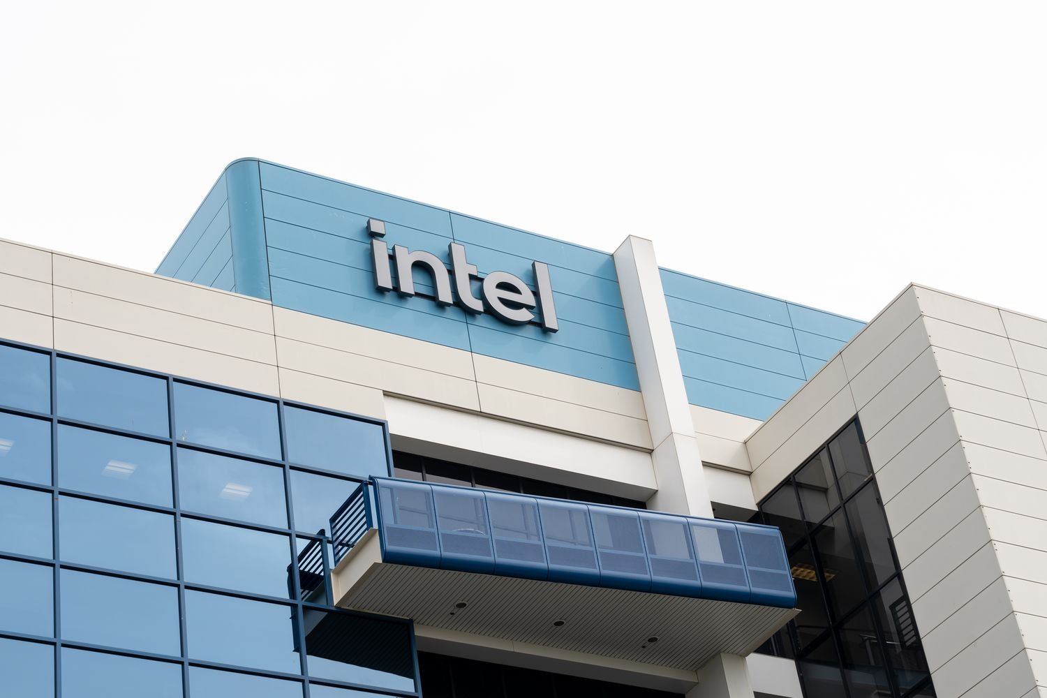 top-stock-movers-now:-intel,-corning,-solaredge,-and-more