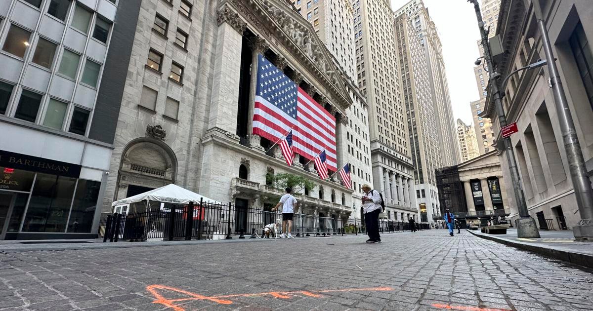 stock-market-today:-wall-street-ends-mixed,-nudging-the-s&p-500-and-nasdaq-to-more-records